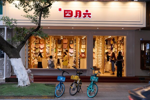 What Are the Must-Have Accessories for Every Fashionable Woman?