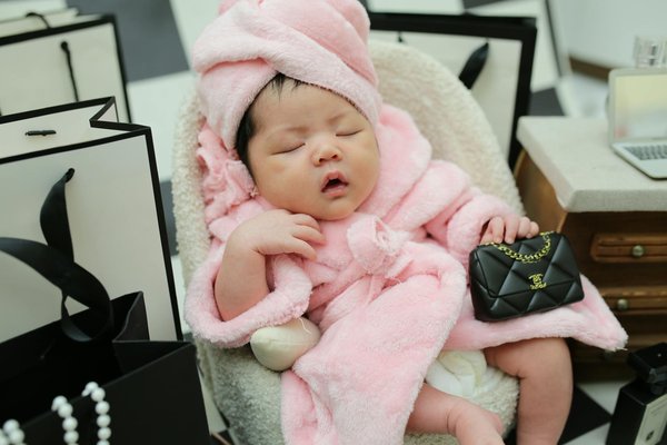 What UK fashion elements enhance women's emotional wellbeing?